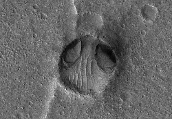 NASA火星旧照，惊现一张“外星人”的脸