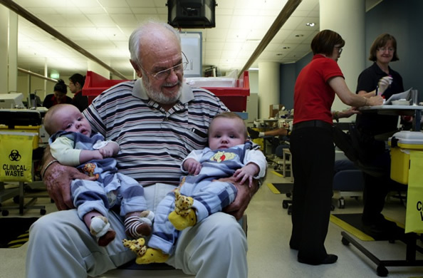 血液罕见抗体，60年右手捐血千次，救240万婴儿