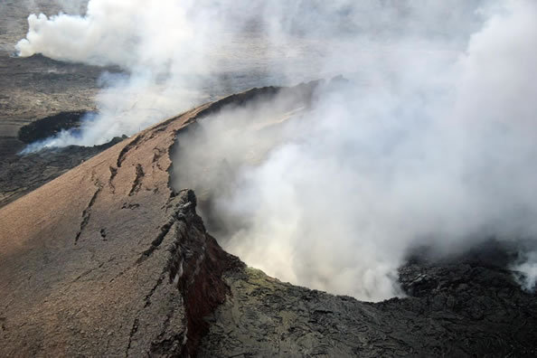 太能想象，夏威夷火山爆发惊见“不明飞行物”