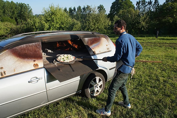旧车改造成“披萨烤炉”，汽车烧木柴，发挥第二春