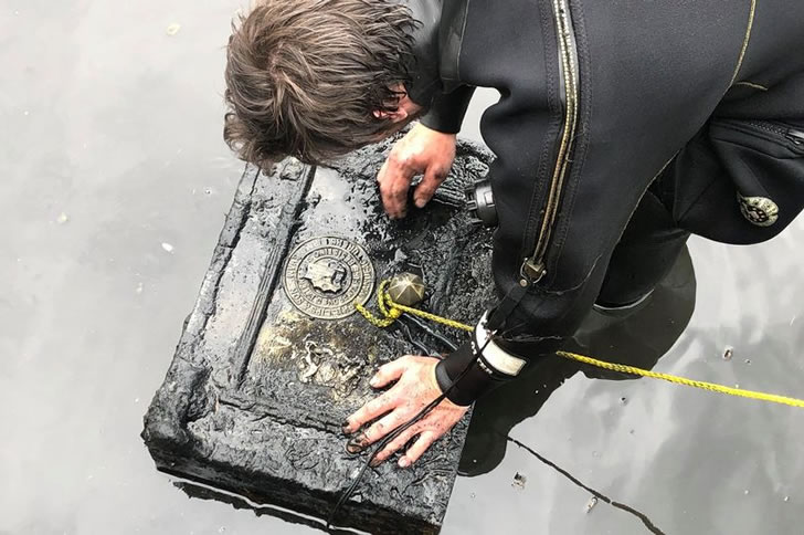 河中意外发现35公斤神秘保险箱，打开一看