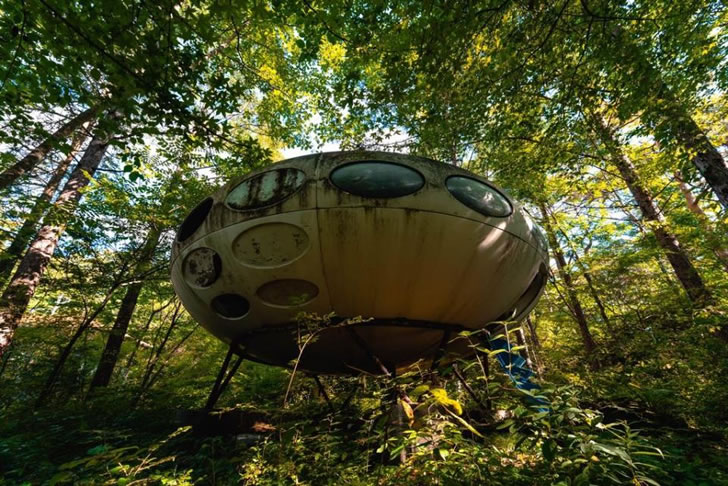 森林里发现“荒废UFO”，摄影师曝光神秘内部