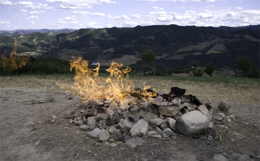 世界上最小的火山  围在布斯卡火山旁边如同篝火晚会