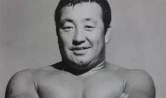 世界上首个获得NWA世界摔跤冠军的东方人 巨人马场为第49代冠军