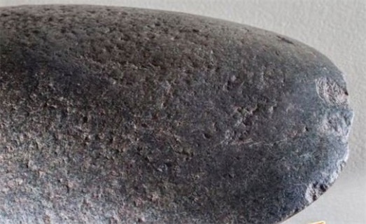 世界上最古老的斧头 5万年前的玄武岩石头斧头