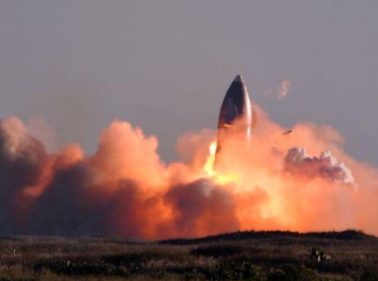 SpaceX星际飞船原型SN8在试飞着陆时爆炸 马斯克却很淡定